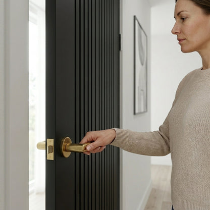 Black internal door with straight lines mornder wc61